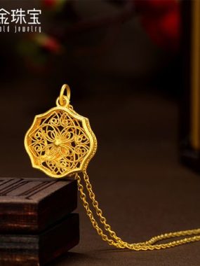 五行土喜金，戴金项链助力喜用神金土。