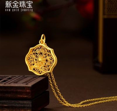 五行土喜金，戴金项链助力喜用神金土。